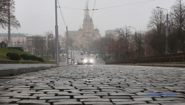 Сьогодні в Україні спостерігається туманна погода без значних опадів, а температура коливається в межах від -2° до +6°.