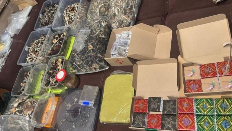 У Києві було затримано торговця шоколадом, що містив психотропні гриби, а правоохоронці вилучили у нього продукції на суму понад 1 мільйон гривень, повідомляє прокуратура.
