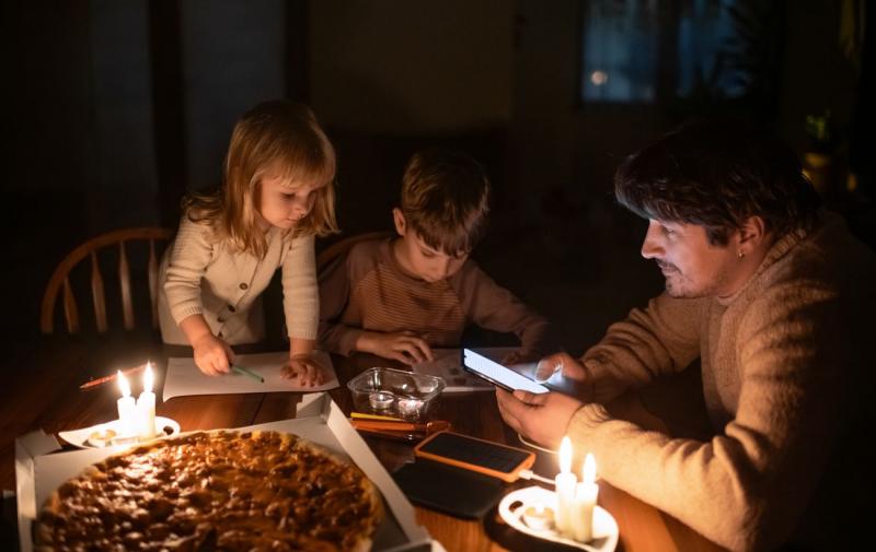 Екстрене відключення та за розкладом: де і яким чином в Україні сьогодні відбувається вимкнення електроенергії.