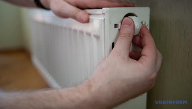 У більшості житлових будинків Києва та його околиць відновлено постачання тепла.