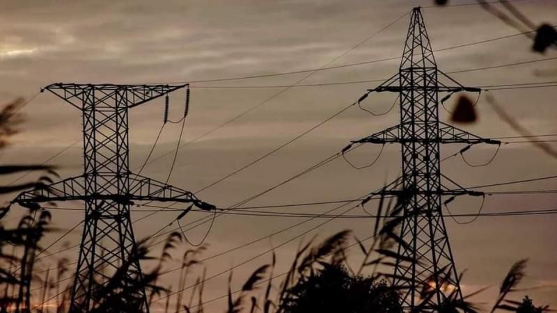 Після нападу більше 75 тисяч споживачів у Чернігівській області залишилися без електрики. Також спостерігаються знеструмлення в Харківській та Сумській областях, повідомляє Міністерство енергетики.