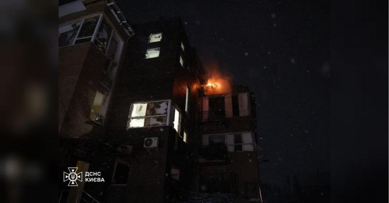 Росія здійснила напад на Київ та його околиці: автомобілі горять, будівлі зруйновані, є постраждалі (фото та відео)