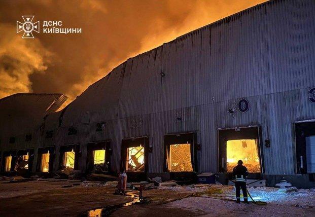 40,000 квадратних метрів вогню: російські удари знищили склади 