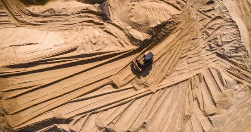 Запаси бурштину, піску, підземних вод і солі змінили своїх власників: що відомо -- Delo.ua