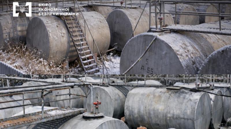 Створили незаконну нафтобазу та мережу автозаправних станцій у Київській області: підозри висунуті фігурантам справи.