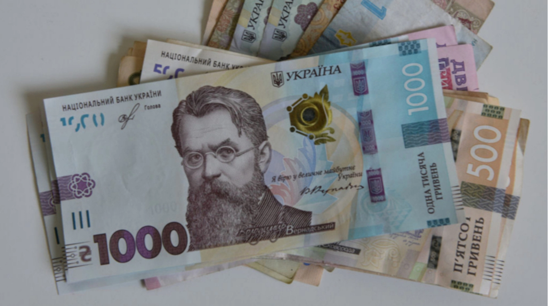 Середній рівень заробітної плати в Україні за останній місяць збільшився більш ніж на 1%: хто отримує найвищі доходи.