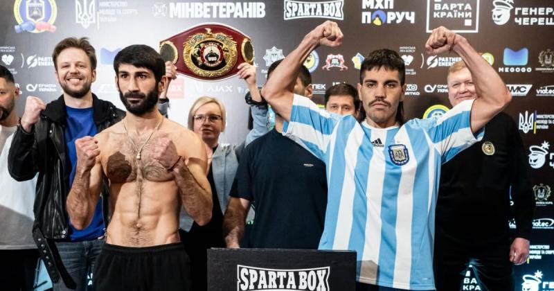 Український боксер наніс заборонений удар під час чемпіонського поєдинку: суперника евакуювали з рингу на ношах (відео)