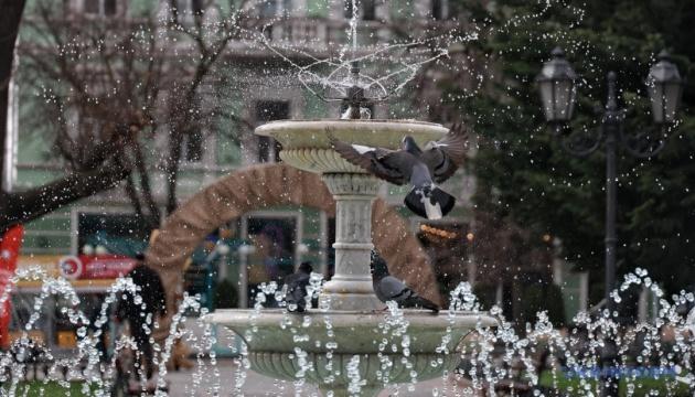 Завтра в Україні очікуються опади, а вдень температура підніметься до +20°С.