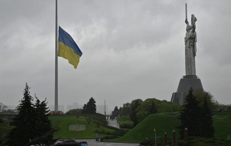 У Києві знизили державний прапор України: яка причина цьому?