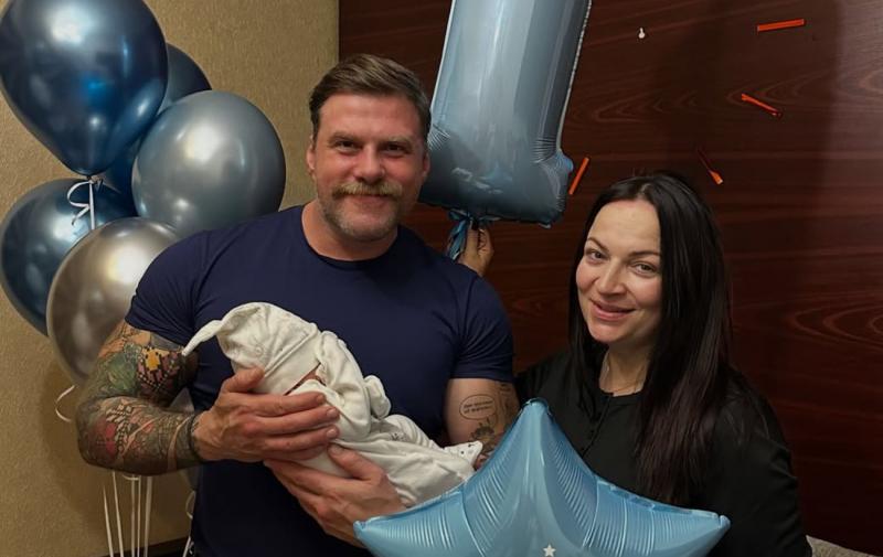 Після одинадцяти років спільного життя актор і військовий Ращук вирішив розлучитися з дружиною, яка нещодавно стала матір'ю хлопчика.