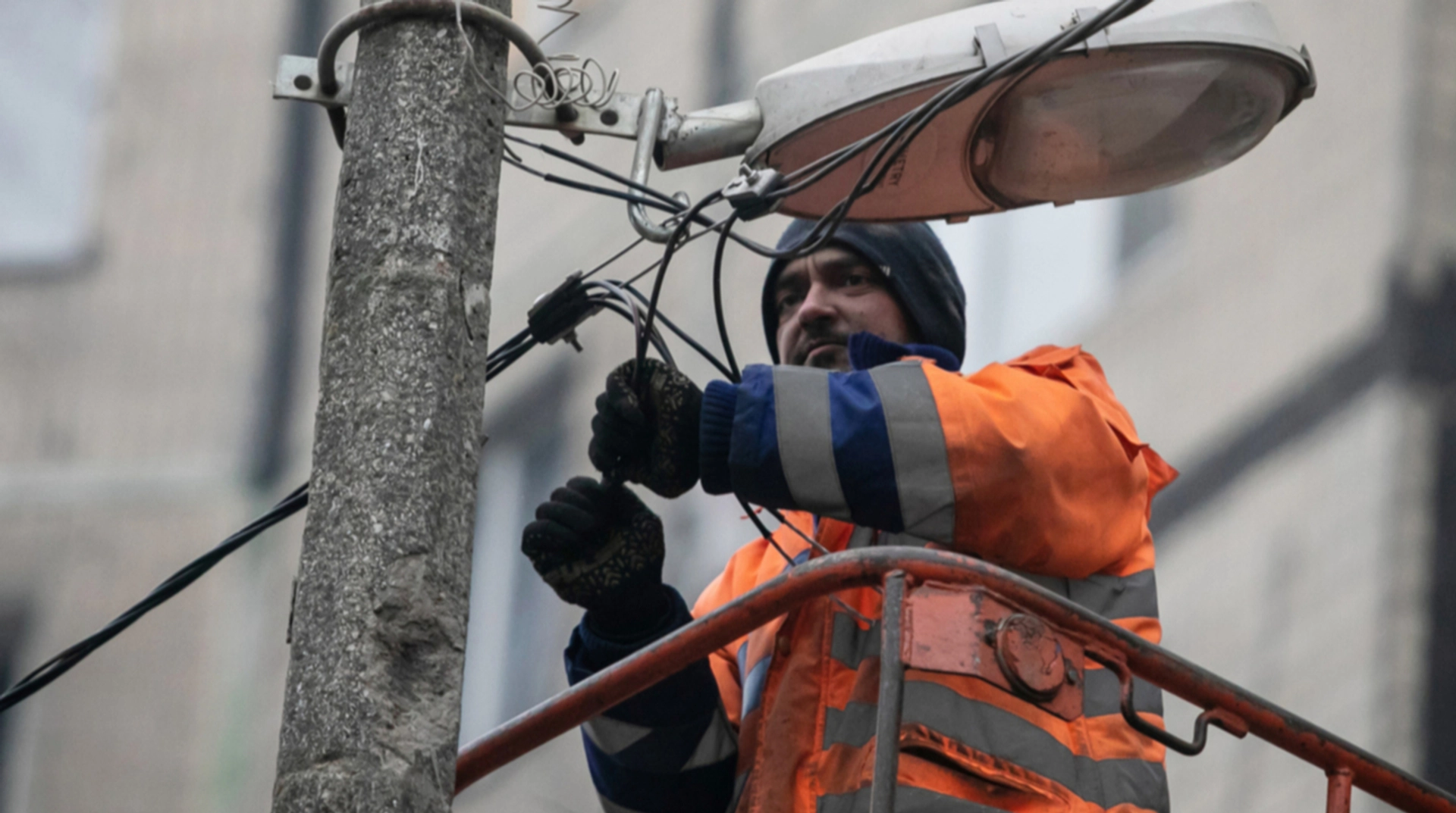 У 13 регіонах знову зафіксовані відключення електроенергії через ворожі атаки та несприятливі погодні умови.