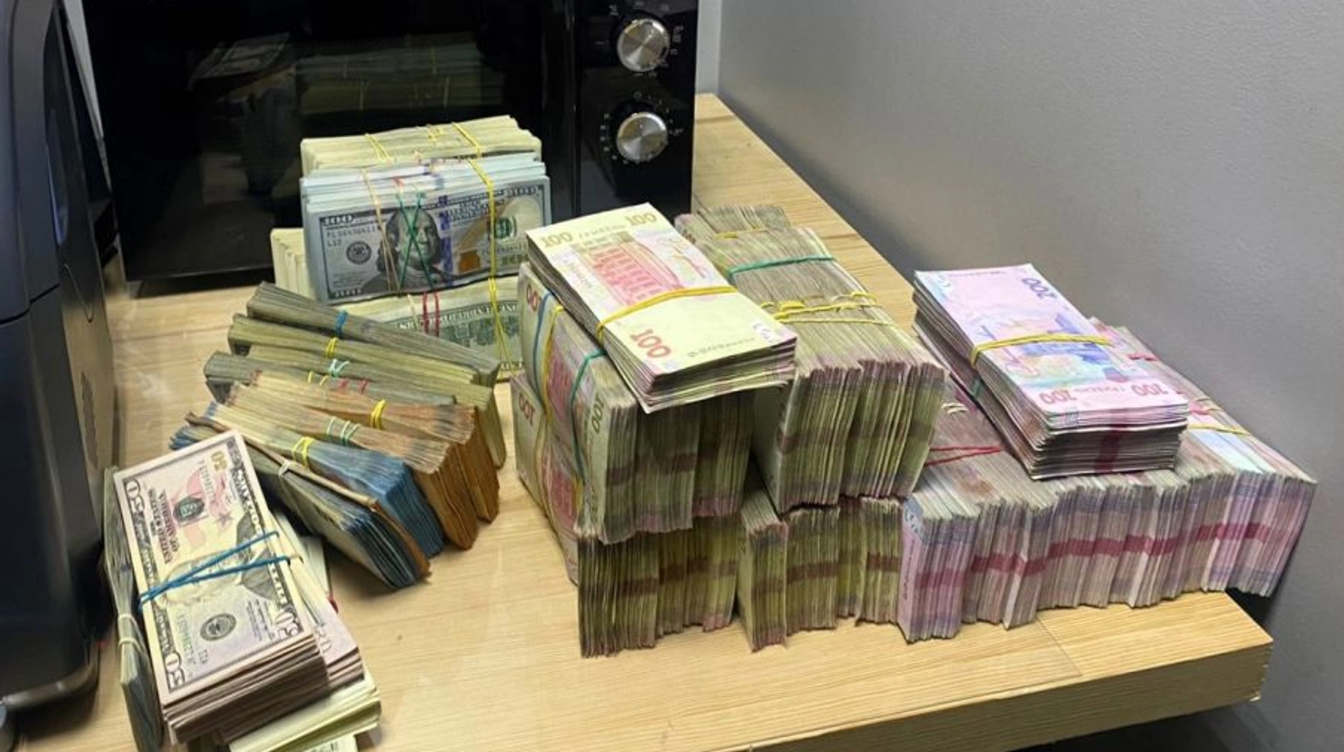 Правоохоронні органи виявили конвертаційний центр, який обробляв кошти до 18 мільярдів гривень.