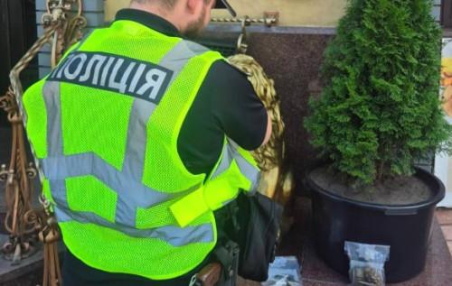 У Дніпровському районі Києва, неподалік від ресторану, виявили куртку, в якій були заховані гранати та запал.