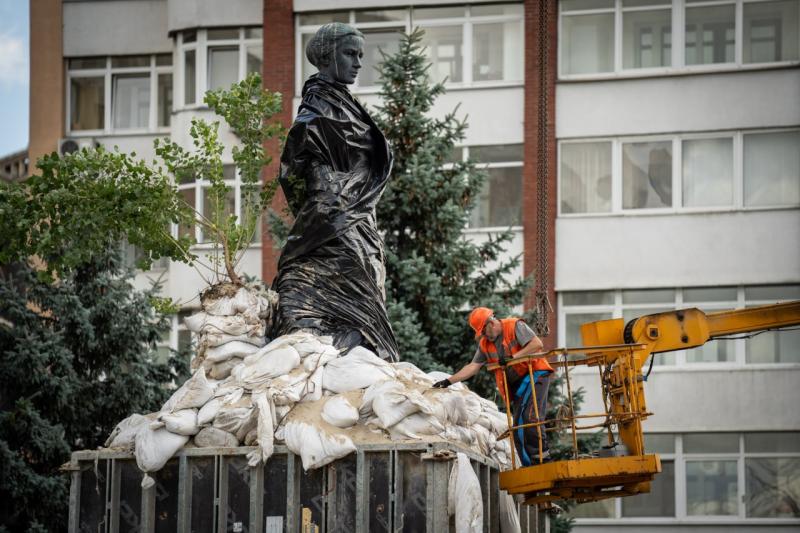 Чому у Києві проводять демонтаж захисних елементів пам'ятників? Роз'яснення від КМДА - Новини Твого Міста.
