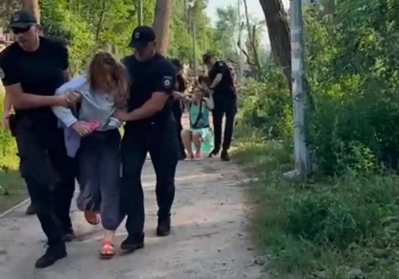 На Теремках проводять затримання осіб, що виступають проти знищення дерев для прокладки тепломережі: останні новини - Твоє місто.