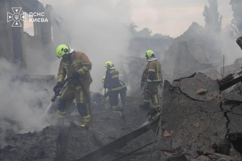 Нічна атака балістичними ракетами на Київ: одна особа загинула, четверо отримали поранення, великі пожежі охопили два райони.