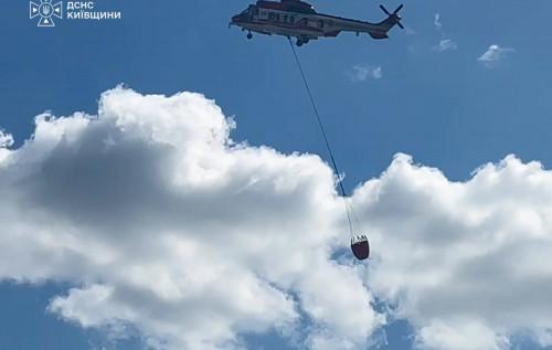 У Київській області працівники аварійно-рятувальних служб усувають наслідки російського нападу на логістичні об'єкти. ФОТО