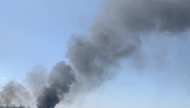 У Солом'янському районі Києва внаслідок падіння частин дрона спалахнули автомобілі.
