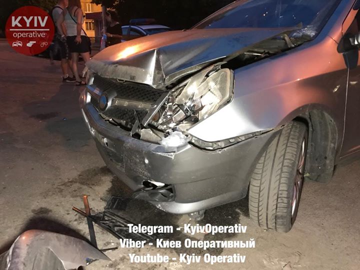 П‘яний водій протаранив припарковану автівку та в‘їхав у будівлю банку…