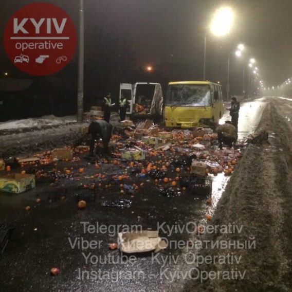 Вночі на вулиці Алматинській водій маршрутного автобусу в‘їхав у фургончик із фруктами. На щастя, ок...